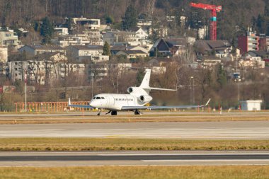 Zürih, İsviçre, 24 Ocak 2025 OY-VIK Air Alsie Dassault Falcon 7X uçağı Davos 'taki dünya ekonomik forumu sırasında 28. pistten kalkıyor.