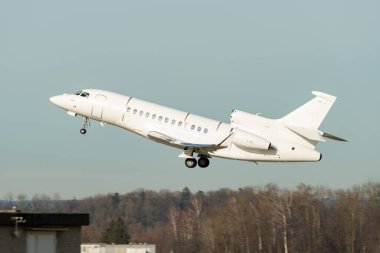 Zürih, İsviçre, 24 Ocak 2025 OY-VIK Air Alsie Dassault Falcon 7X uçağı Davos 'taki dünya ekonomik forumu sırasında 28. pistten kalkıyor.