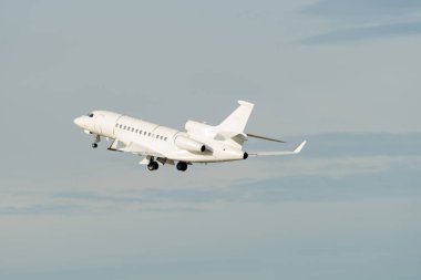 Zürih, İsviçre, 24 Ocak 2025 OY-VIK Air Alsie Dassault Falcon 7X uçağı Davos 'taki dünya ekonomik forumu sırasında 28. pistten kalkıyor.