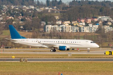 Zürih, İsviçre, 24 Ocak 2025 9H-NYC AirX Embraer Lineage 1000 uçağı Davos 'taki dünya ekonomik forumunda taksicilik yapıyor.