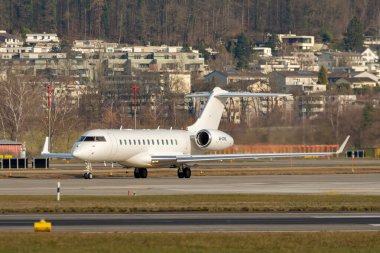 Zürih, İsviçre, 24 Ocak 2025 M-OONL Bombardier Global Express XRS uçağı Davos 'taki dünya ekonomik forumunda taksicilik yapıyor.