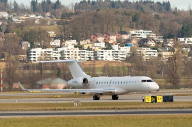Zürih, İsviçre, 24 Ocak 2025 M-OONL Bombardier Global Express XRS uçağı Davos 'taki dünya ekonomik forumunda taksicilik yapıyor.