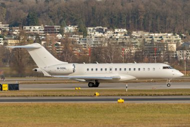 Zürih, İsviçre, 24 Ocak 2025 M-OONL Bombardier Global Express XRS uçağı Davos 'taki dünya ekonomik forumunda taksicilik yapıyor.