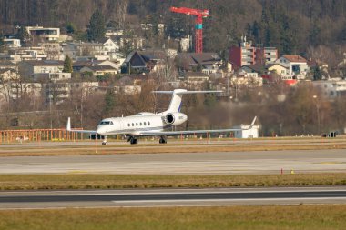 Zürih, İsviçre, 24 Ocak 2025 N-25CP Gulfstream V uçağı Davos 'taki dünya ekonomik forumu sırasında 28. pistten kalkıyor.