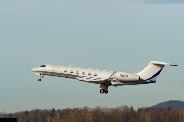 Zürih, İsviçre, 24 Ocak 2025 N-25CP Gulfstream V uçağı Davos 'taki dünya ekonomik forumu sırasında 28. pistten kalkıyor.
