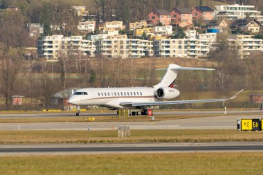 Zürih, İsviçre, 24 Ocak 2025 N-189QS Net Jets Global 7500 uçağı Davos 'taki dünya ekonomik forumu sırasında 28. pistten kalkıyor.