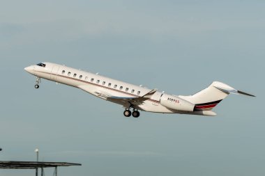 Zürih, İsviçre, 24 Ocak 2025 N-189QS Net Jets Global 7500 uçağı Davos 'taki dünya ekonomik forumu sırasında 28. pistten kalkıyor.