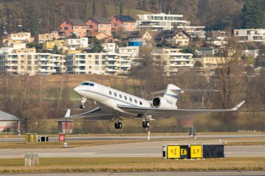 Zürih, İsviçre, 24 Ocak 2025 N-10199 Gulfstream G600 uçağı Davos 'taki dünya ekonomik forumu sırasında 28 numaralı pistten kalkıyor.