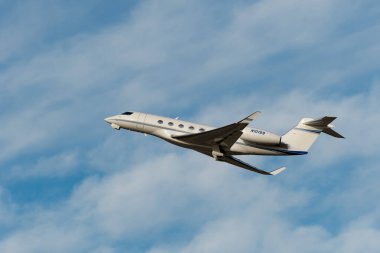 Zürih, İsviçre, 24 Ocak 2025 N-10199 Gulfstream G600 uçağı Davos 'taki dünya ekonomik forumu sırasında 28 numaralı pistten kalkıyor.
