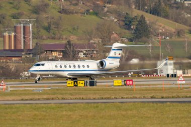 Zürih, İsviçre, 24 Ocak 2025 9K-GGC Kuveyt hükümeti Gulfstream G650 uçağı Davos 'taki dünya ekonomik forumu sırasında 28. pistten kalkıyor.