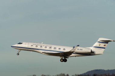 Zürih, İsviçre, 24 Ocak 2025 9K-GGC Kuveyt hükümeti Gulfstream G650 uçağı Davos 'taki dünya ekonomik forumu sırasında 28. pistten kalkıyor.