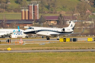 Zürih, İsviçre, 24 Ocak 2025 G-SUGR Embraer 650 numaralı uçak Davos 'taki dünya ekonomik forumu sırasında 28. pistten kalkıyor.