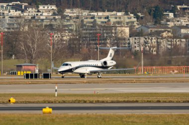 Zürih, İsviçre, 24 Ocak 2025 G-SUGR Embraer 650 numaralı uçak Davos 'taki dünya ekonomik forumu sırasında 28. pistten kalkıyor.