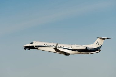 Zürih, İsviçre, 24 Ocak 2025 G-SUGR Embraer 650 numaralı uçak Davos 'taki dünya ekonomik forumu sırasında 28. pistten kalkıyor.