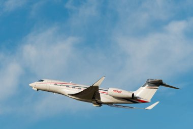 Zürih, İsviçre, 24 Ocak 2025 N-650D Gulfstream G650ER uçağı Davos 'taki dünya ekonomik forumu sırasında 28. pistten kalkıyor.