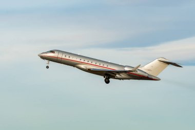 Zürih, İsviçre, 24 Ocak 2025 9H-VJN Vista Jet Bombacısı Global 6000 uçak Davos 'taki dünya ekonomik forumu sırasında 28. pistten kalkıyor.