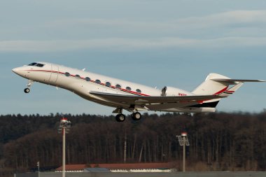 Zürih, İsviçre, 24 Ocak 2025 N-40D Gulfstream G650ER uçağı Davos 'taki dünya ekonomik forumu sırasında 28 numaralı pistten kalkıyor.