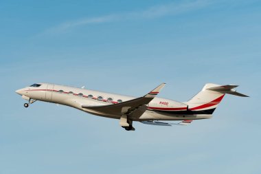 Zürih, İsviçre, 24 Ocak 2025 N-40D Gulfstream G650ER uçağı Davos 'taki dünya ekonomik forumu sırasında 28 numaralı pistten kalkıyor.
