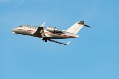 Zürih, İsviçre, 24 Ocak 2025 9H-VFM Vista Jet Bombardıman uçağı 605 Davos 'taki dünya ekonomik forumu sırasında 28. pistten kalkıyor.