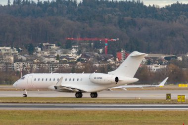 Zürih, İsviçre, 24 Ocak 2025 M-OONL Bombardier Global Express XRS uçağı Davos 'taki dünya ekonomik forumunda taksicilik yapıyor.