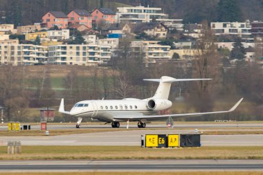 Zürih, İsviçre, 24 Ocak 2025 VP-CPG Gulfstream G650 uçağı Davos 'taki dünya ekonomik forumu sırasında 28 numaralı pistten kalkıyor.