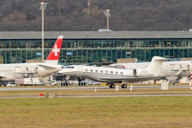 Zürih, İsviçre, 24 Ocak 2025 VP-CPG Gulfstream G650 uçağı Davos 'taki dünya ekonomik forumu sırasında 28 numaralı pistten kalkıyor.