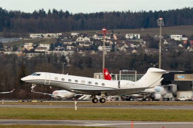 Zürih, İsviçre, 24 Ocak 2025 VP-CPG Gulfstream G650 uçağı Davos 'taki dünya ekonomik forumu sırasında 28 numaralı pistten kalkıyor.