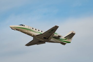Zürih, İsviçre, 24 Ocak 2025 YU-MPA Cessna 560XL Citation XLS + uçakları Davos 'taki dünya ekonomik forumu sırasında 28. pistten kalkıyor.
