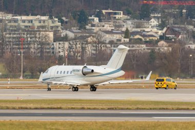 Zürih, İsviçre, 24 Ocak 2025 N-858MY Bombacı Challenger 650 uçağı Davos 'taki dünya ekonomik forumunda taksicilik yapıyor.