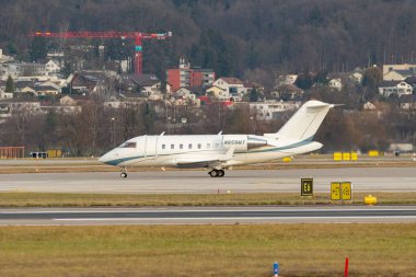 Zürih, İsviçre, 24 Ocak 2025 N-858MY Bombacı Challenger 650 uçağı Davos 'taki dünya ekonomik forumunda taksicilik yapıyor.