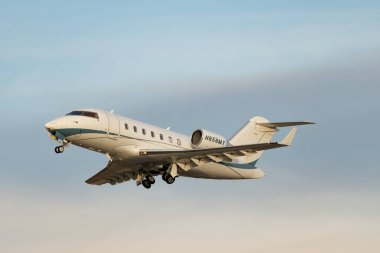 Zürih, İsviçre, 24 Ocak 2025 N-858MY Bombacı Challenger 650 uçağı Davos 'taki dünya ekonomik forumu sırasında 28. pistten kalkıyor.