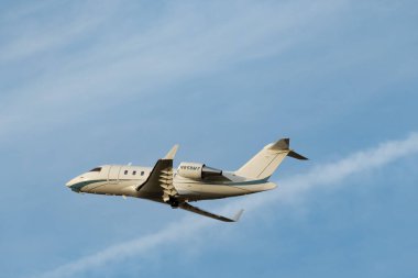 Zürih, İsviçre, 24 Ocak 2025 N-858MY Bombacı Challenger 650 uçağı Davos 'taki dünya ekonomik forumu sırasında 28. pistten kalkıyor.