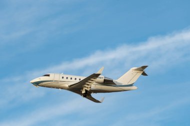 Zürih, İsviçre, 24 Ocak 2025 N-858MY Bombacı Challenger 650 uçağı Davos 'taki dünya ekonomik forumu sırasında 28. pistten kalkıyor.