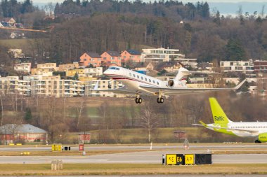 Zürih, İsviçre, 24 Ocak 2025 A7-Catar İdari Sorumlusu Gulfstream G650ER uçağı Davos 'taki dünya ekonomik forumu sırasında 28. pistten kalkıyor.