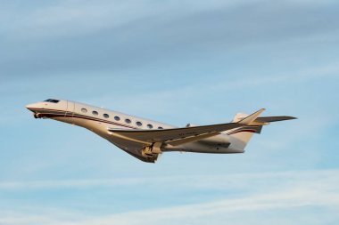 Zürih, İsviçre, 24 Ocak 2025 A7-Catar İdari Sorumlusu Gulfstream G650ER uçağı Davos 'taki dünya ekonomik forumu sırasında 28. pistten kalkıyor.