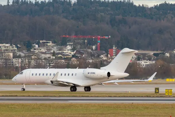 Zürih, İsviçre, 24 Ocak 2025 M-OONL Bombardier Global Express XRS uçağı Davos 'taki dünya ekonomik forumunda taksicilik yapıyor.