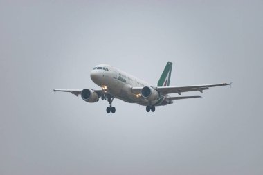 Zürih, İsviçre, 19 Ocak 2025 EI-IMF Alitalia Airbus A319-112 çok sisli bir günde 14. piste iniyor.