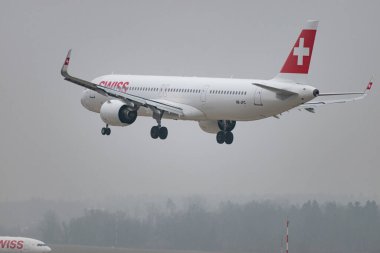 Zürih, İsviçre, 19 Ocak 2025 İsviçre HB-JPC İsviçre Airbus A321-271 NX uçağı çok sisli bir günde 14. piste iniyor.