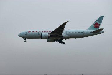 Zürih, İsviçre, 19 Ocak 2025 C-FIUF Air Canada Boeing 777-233LR uçağı çok sisli bir günde 14. piste iniyor.