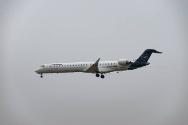 Zürih, İsviçre, 19 Ocak 2025 D-ACNW Lufthansa bombardıman uçağı CRJ-900LR çok sisli bir günde 14. piste iniyor.