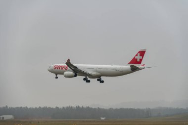 Zürih, İsviçre, 19 Ocak 2025 HB-JHL İsviçre Airbus A330-343 uçağı çok sisli bir günde 14. piste iniyor.