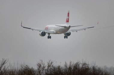 Zürih, İsviçre, 19 Ocak 2025 İsviçre HB-JPA İsviçre Airbus A321-271NX 14. piste çok sisli bir günde iniyor.