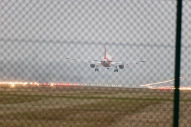 Zürih, İsviçre, 19 Ocak 2025 G-EJCL Easy Jet Airbus A320-214 uçağı çok sisli bir günde 14. piste iniyor.