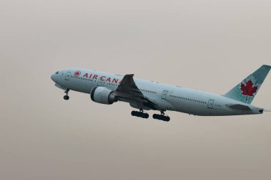Zürih, İsviçre, 19 Ocak 2025 C-FIUF Air Canada Boeing 777-233LR uçağı çok sisli bir günde 28 numaralı pistten kalkıyor.