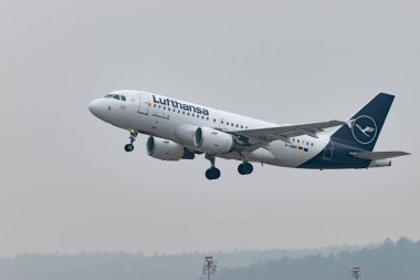 Zürih, İsviçre, 19 Ocak 2025 D-AIBM Lufthansa Airbus A319-112 uçağı çok sisli bir günde 28 numaralı pistten kalkıyor.