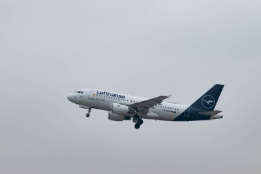 Zürih, İsviçre, 19 Ocak 2025 D-AIBM Lufthansa Airbus A319-112 uçağı çok sisli bir günde 28 numaralı pistten kalkıyor.