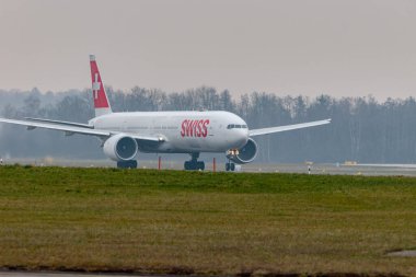 Zürih, İsviçre, 19 Ocak 2025 İsviçre HB-JHB İsviçre Airbus A330-343 uçağı çok sisli bir günde 16. pistten kalkıyor.