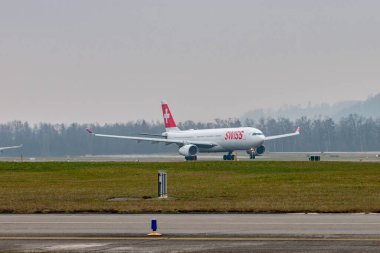 Zürih, İsviçre, 19 Ocak 2025 İsviçre HB-JHB İsviçre Airbus A330-343 uçağı çok sisli bir günde 16. pistten kalkıyor.