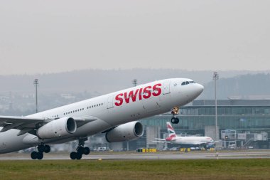 Zürih, İsviçre, 19 Ocak 2025 İsviçre HB-JHB İsviçre Airbus A330-343 uçağı çok sisli bir günde 16. pistten kalkıyor.
