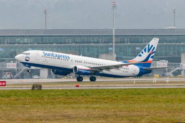 Zürih, İsviçre, 19 Ocak 2025 TC-SPT Sun Express Boeing 737-8U3 uçağı çok sisli bir günde 28 numaralı pistten kalkıyor.